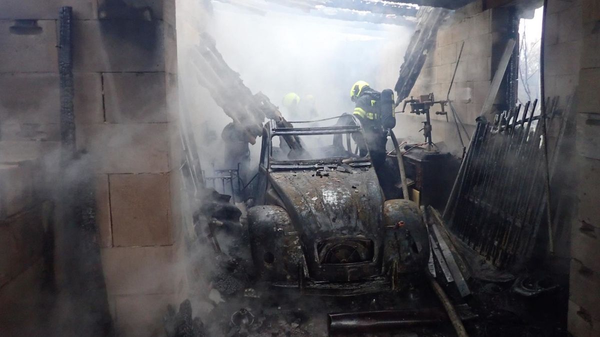 Vedle kotle leželo dřevo, následný požár zničil v garáži na Kroměřížsku veterána